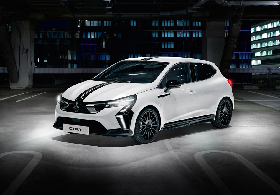 Ein COLT mit Body-Kit steht in einem beleuchteten Parkhaus.